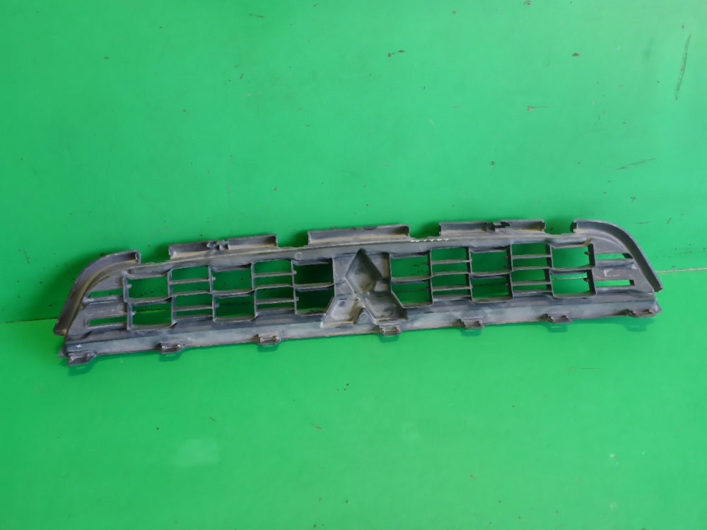 Решетка в бампер центральная