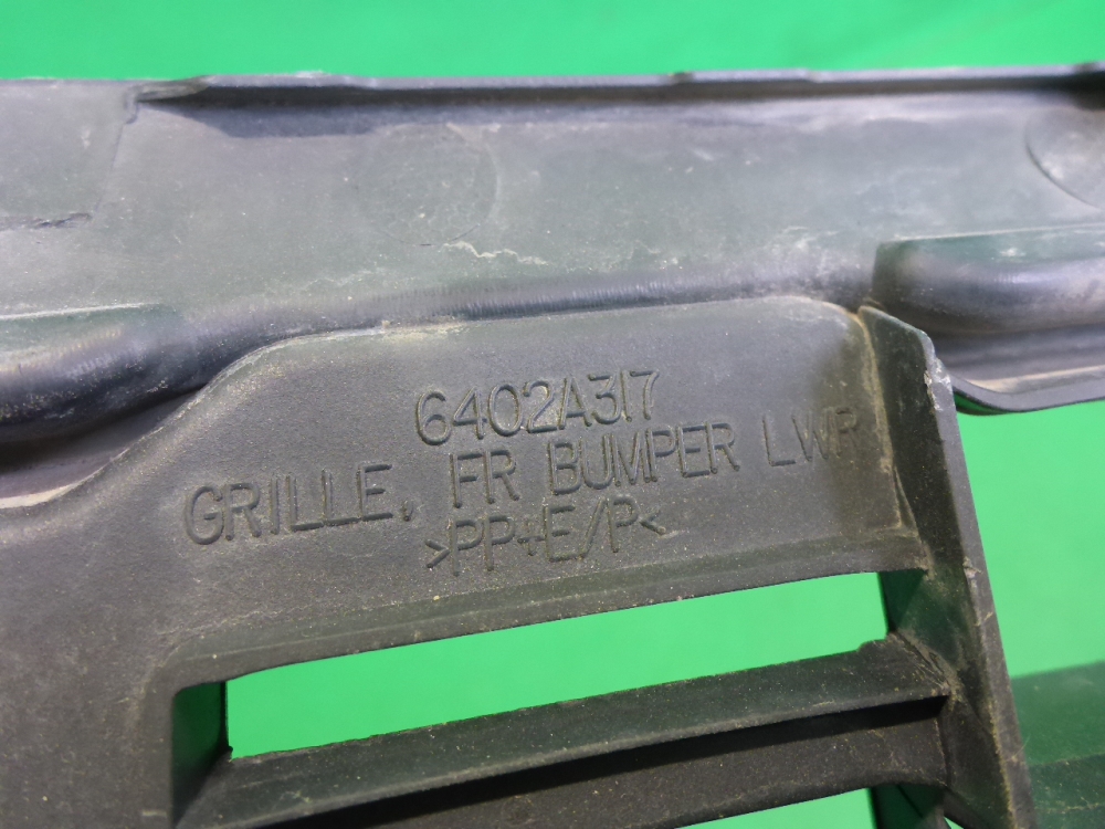 Решетка в бампер центральная