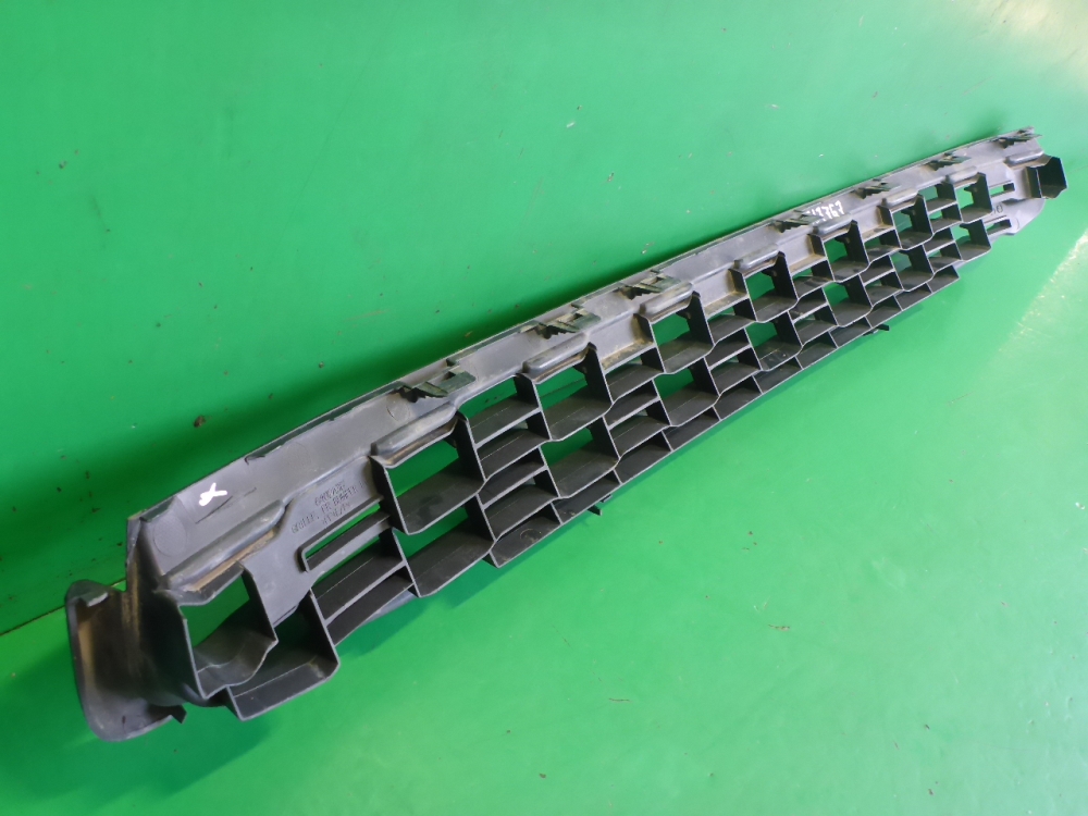 Решетка в бампер центральная