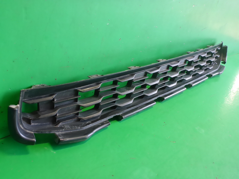 Решетка в бампер центральная