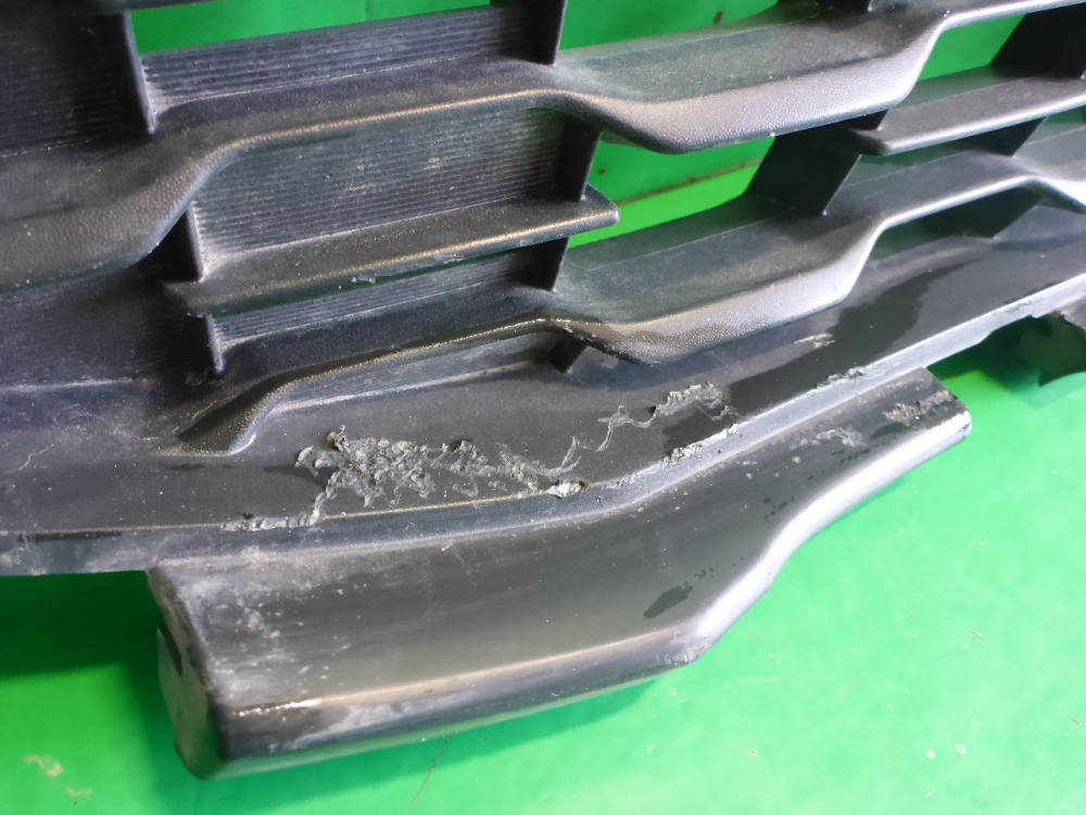 Решетка в бампер центральная