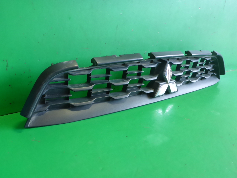 Решетка в бампер центральная