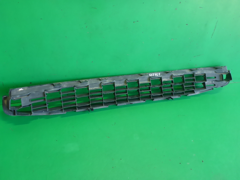 Решетка в бампер центральная