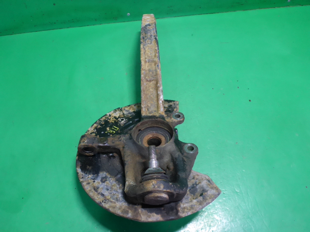 Кулак поворотный передний правый