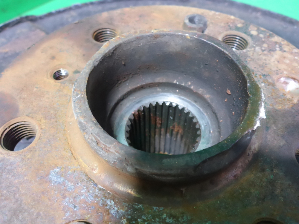 Кулак поворотный передний правый