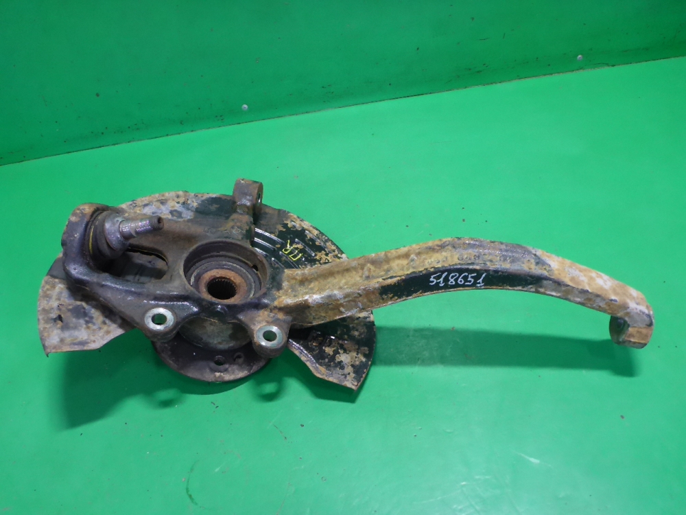 Кулак поворотный передний правый