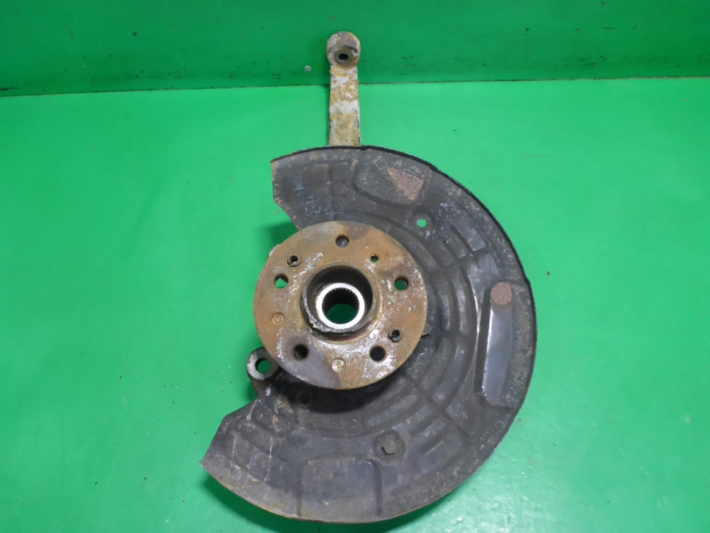 Кулак поворотный передний правый