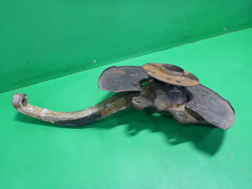 Кулак поворотный передний правый