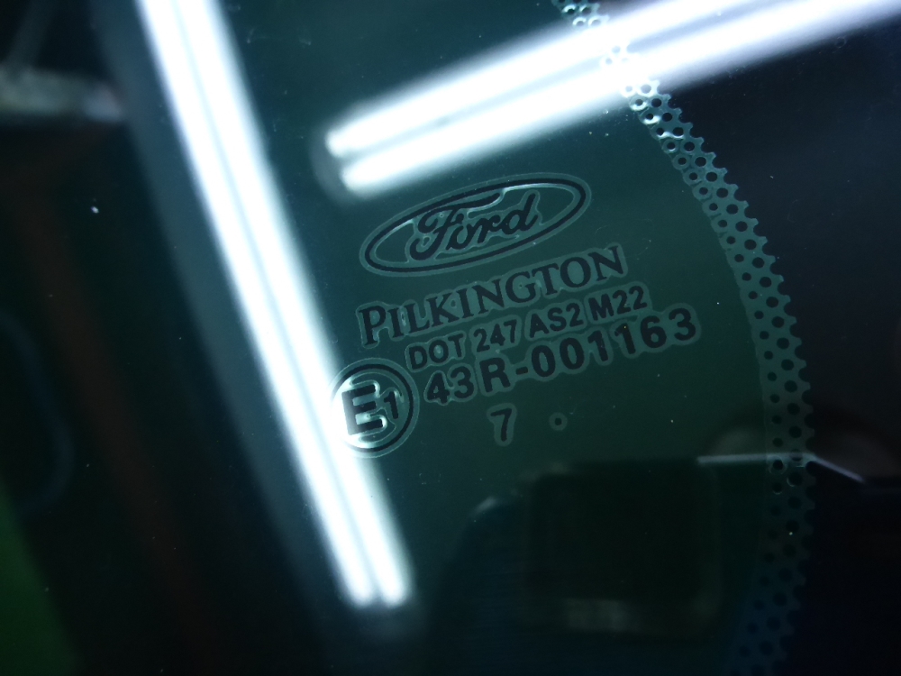 Стекло кузовное глухое левое