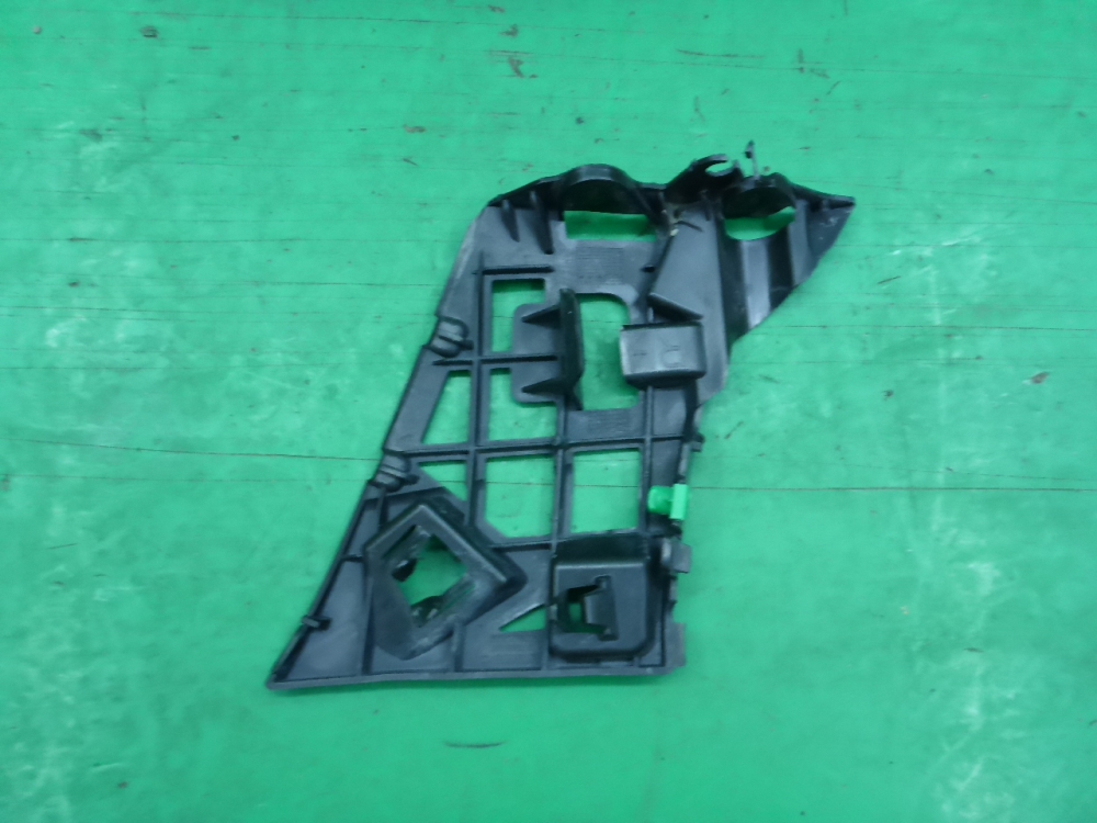 Кронштейн переднего бампера правый