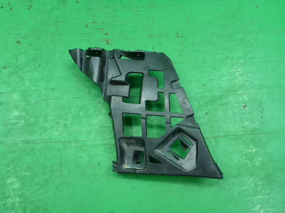 Кронштейн переднего бампера правый