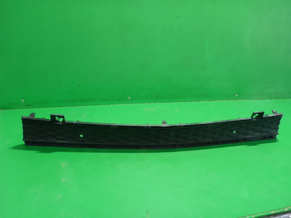 Решетка в бампер центральная