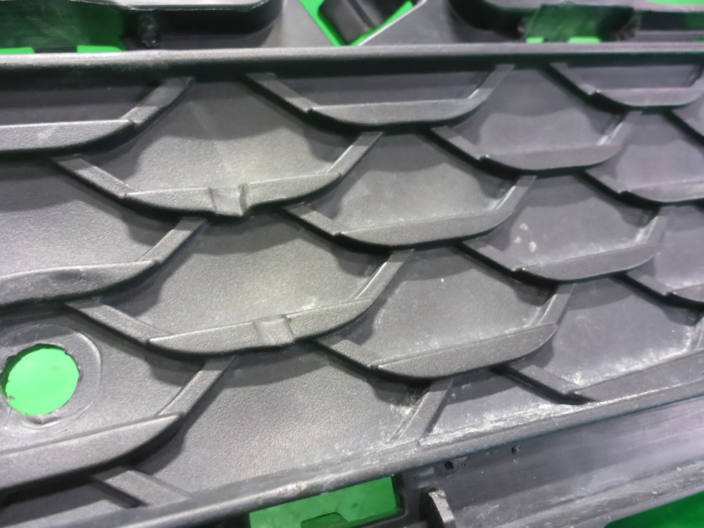 Решетка в бампер центральная