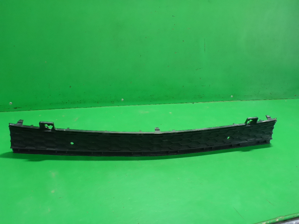 Решетка в бампер центральная