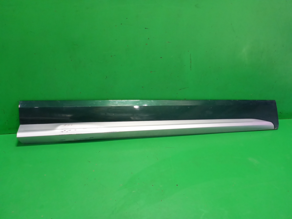 Накладка двери передней правой