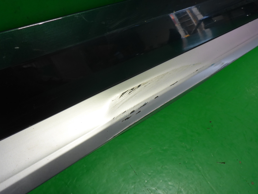 Накладка двери передней правой