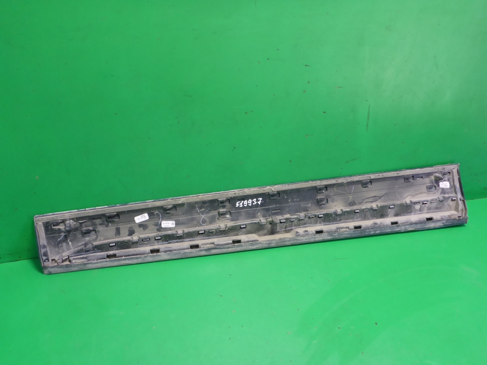 Накладка двери передней правой