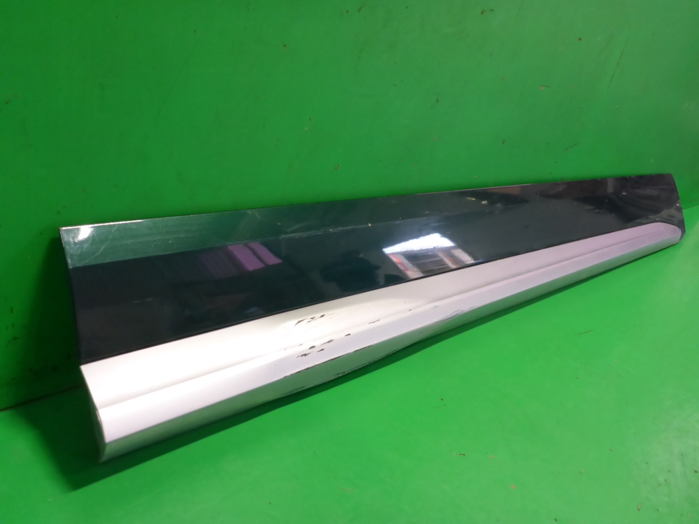 Накладка двери передней правой