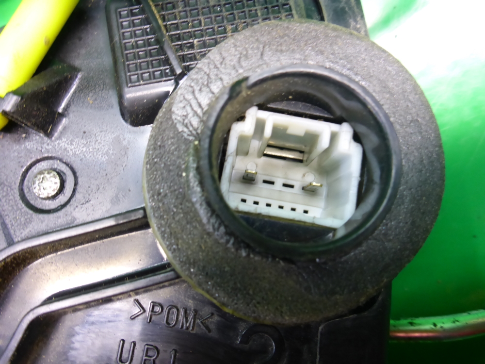 Замок двери передней правой