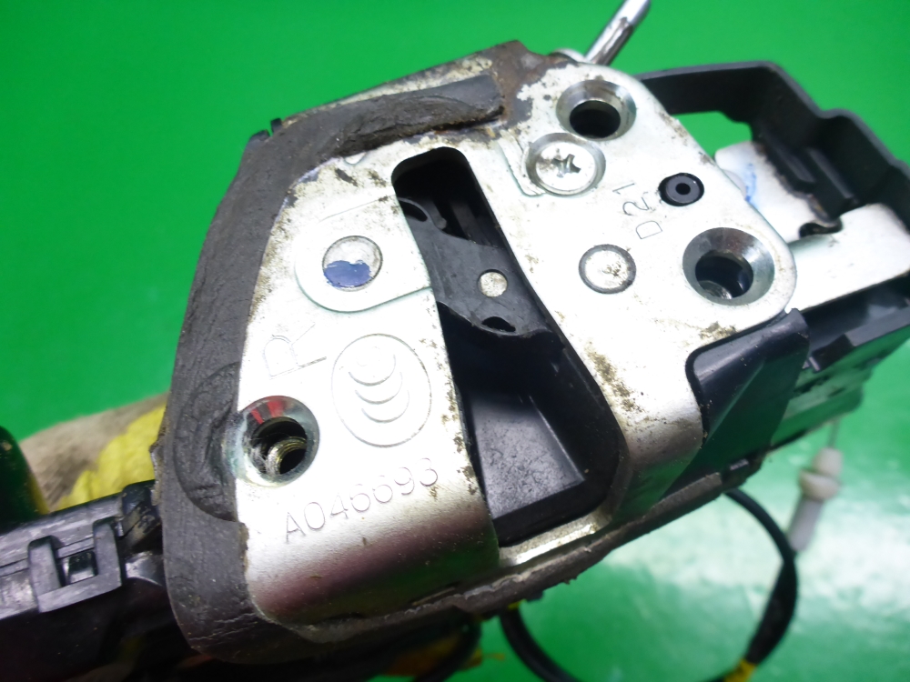 Замок двери передней правой