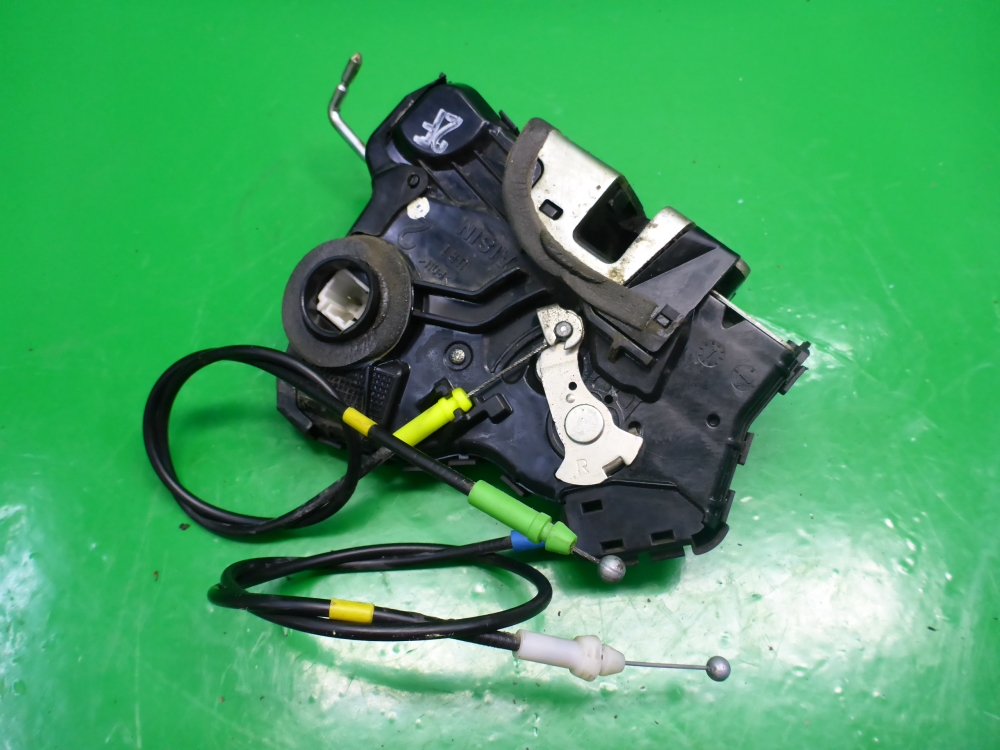 Замок двери передней правой