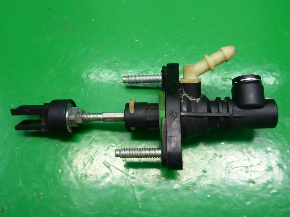 Цилиндр сцепления главный