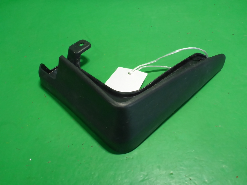 Брызговик передний правый