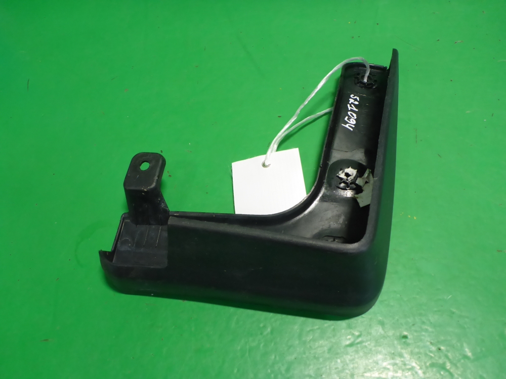 Брызговик передний правый