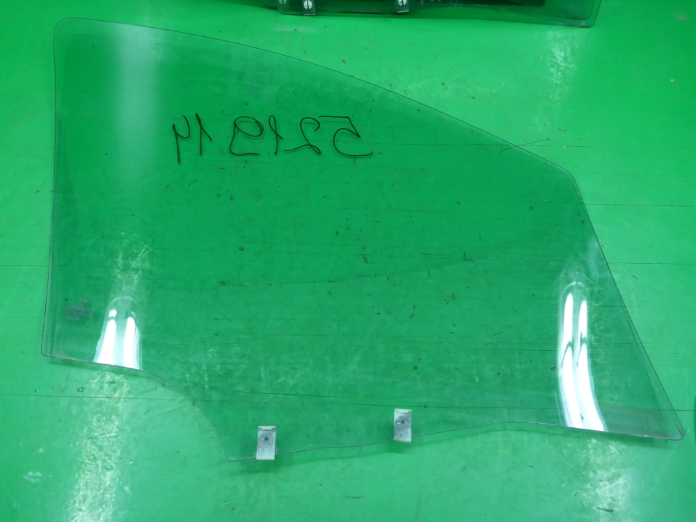 Стекло двери передней левой