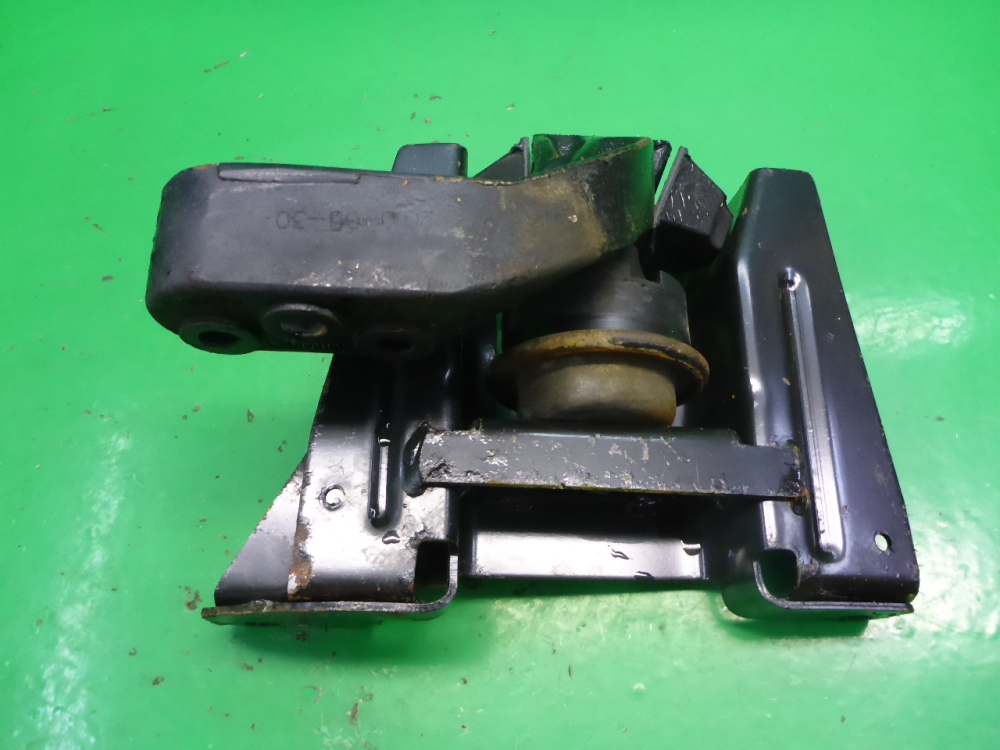 Кронштейн опоры двигателя