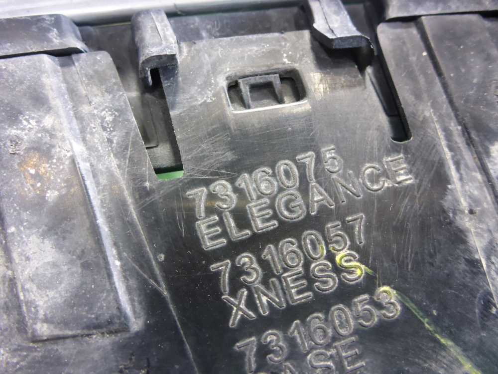 Решетка радиатора левая