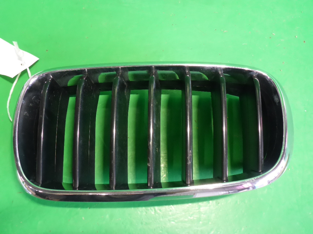 Решетка радиатора левая