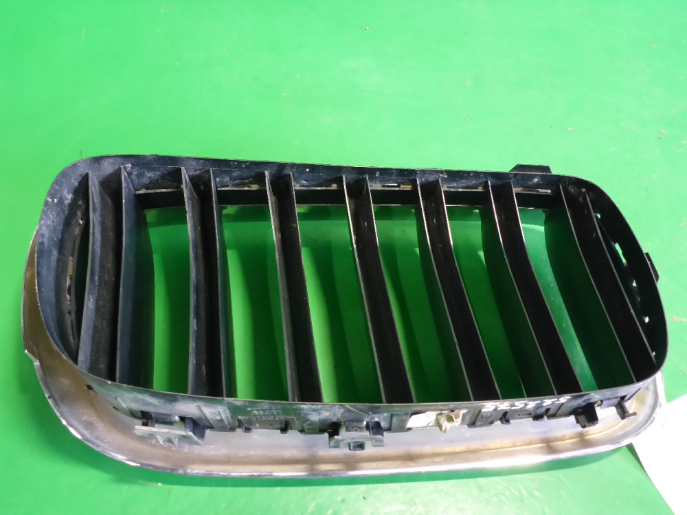 Решетка радиатора левая