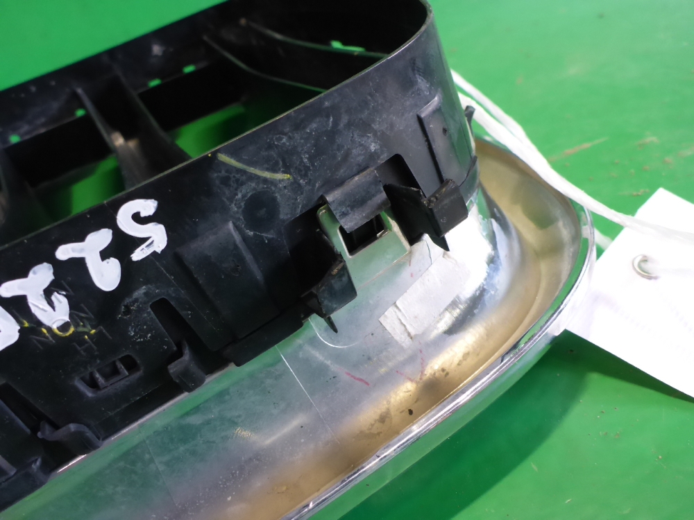 Решетка радиатора левая