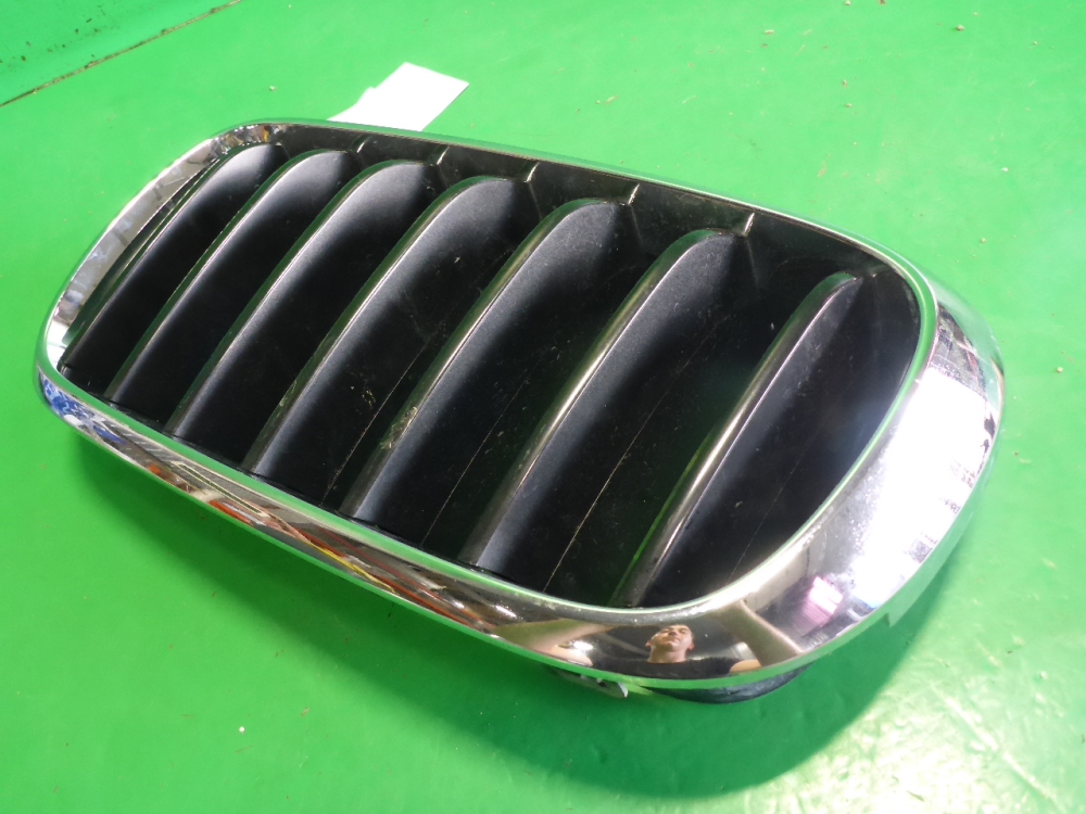 Решетка радиатора левая