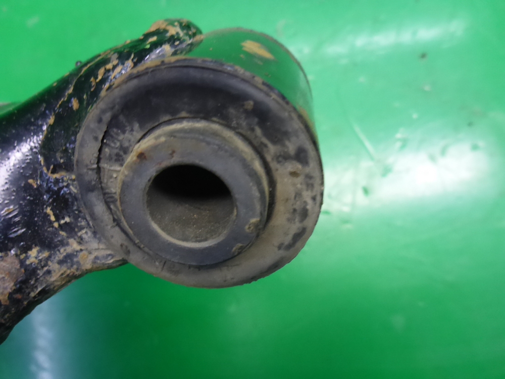 Рычаг передний левый