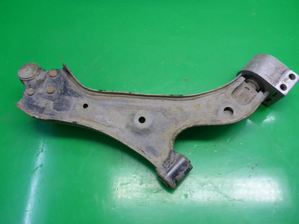 Рычаг передний левый