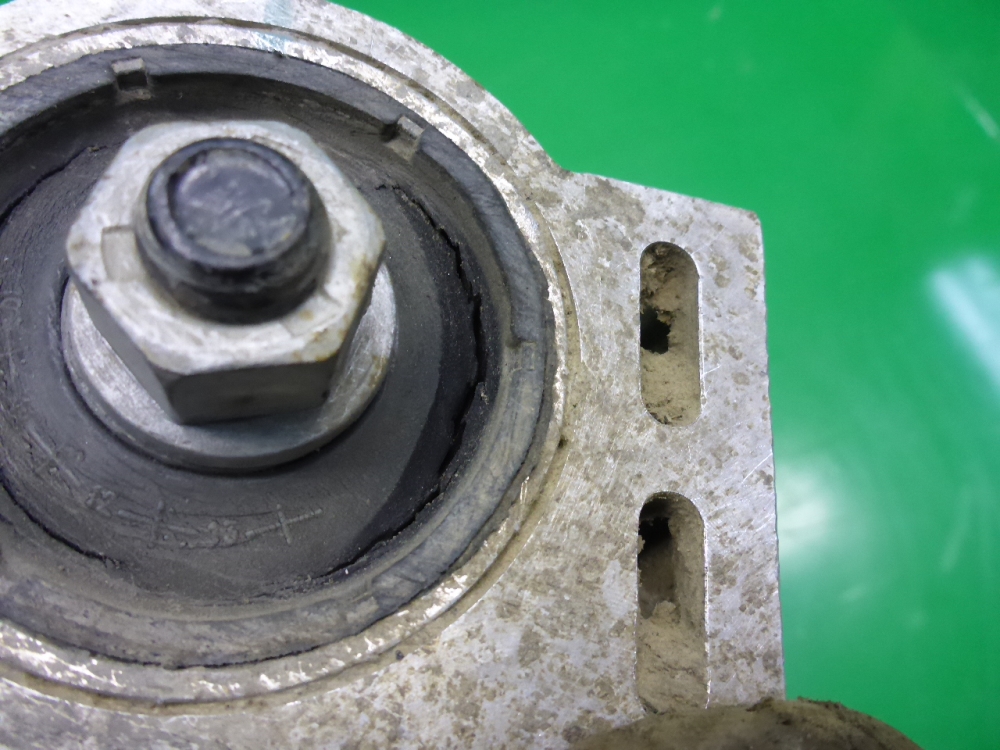 Рычаг передний левый