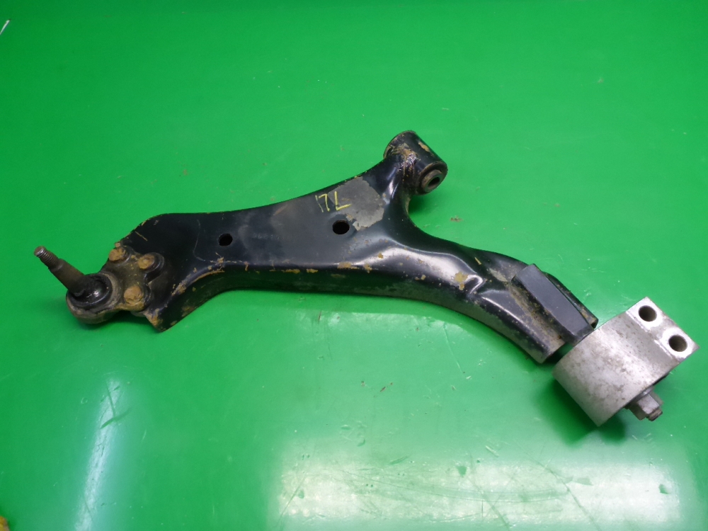 Рычаг передний левый