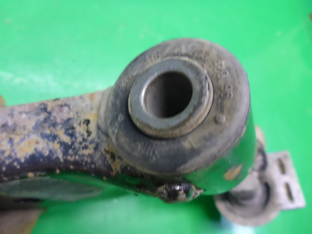 Рычаг передний левый