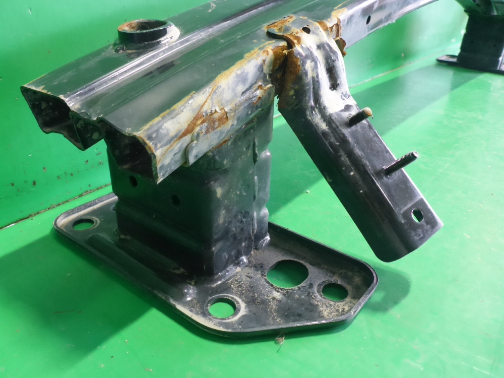 Усилитель переднего бампера