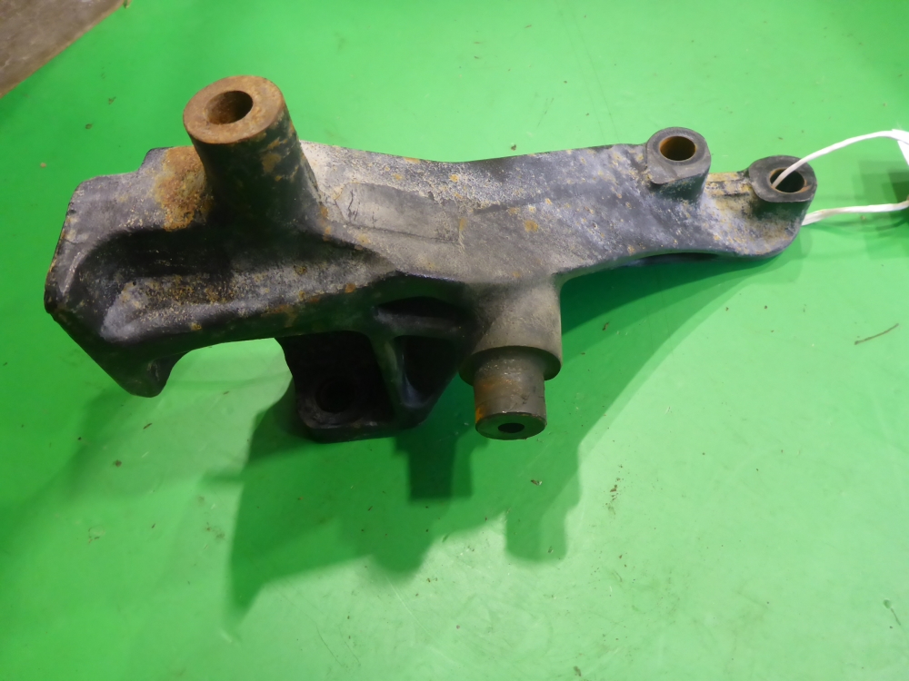 Кронштейн усилителя переднего бампера правый