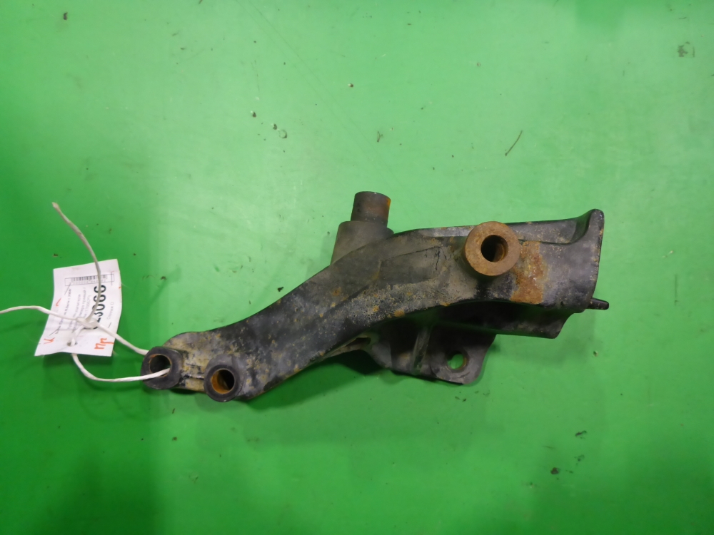 Кронштейн усилителя переднего бампера правый