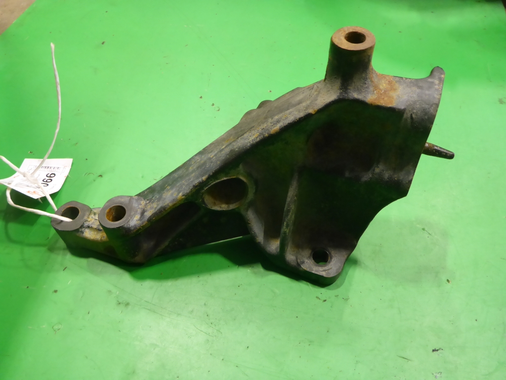 Кронштейн усилителя переднего бампера правый