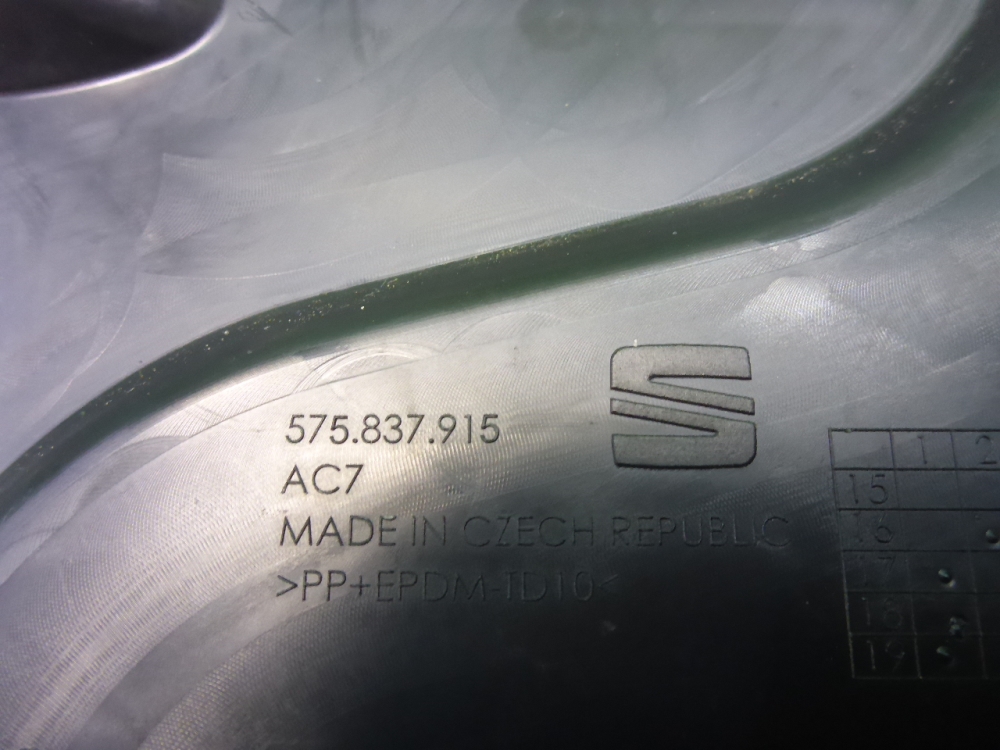 Обшивка двери передней левой