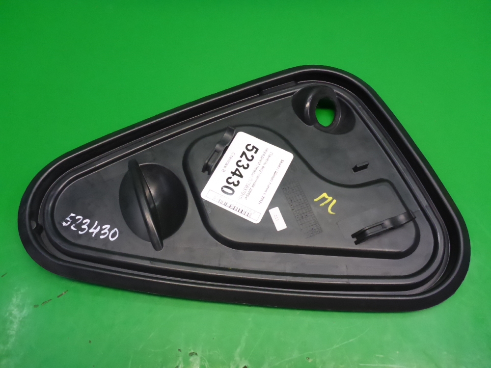 Обшивка двери передней левой