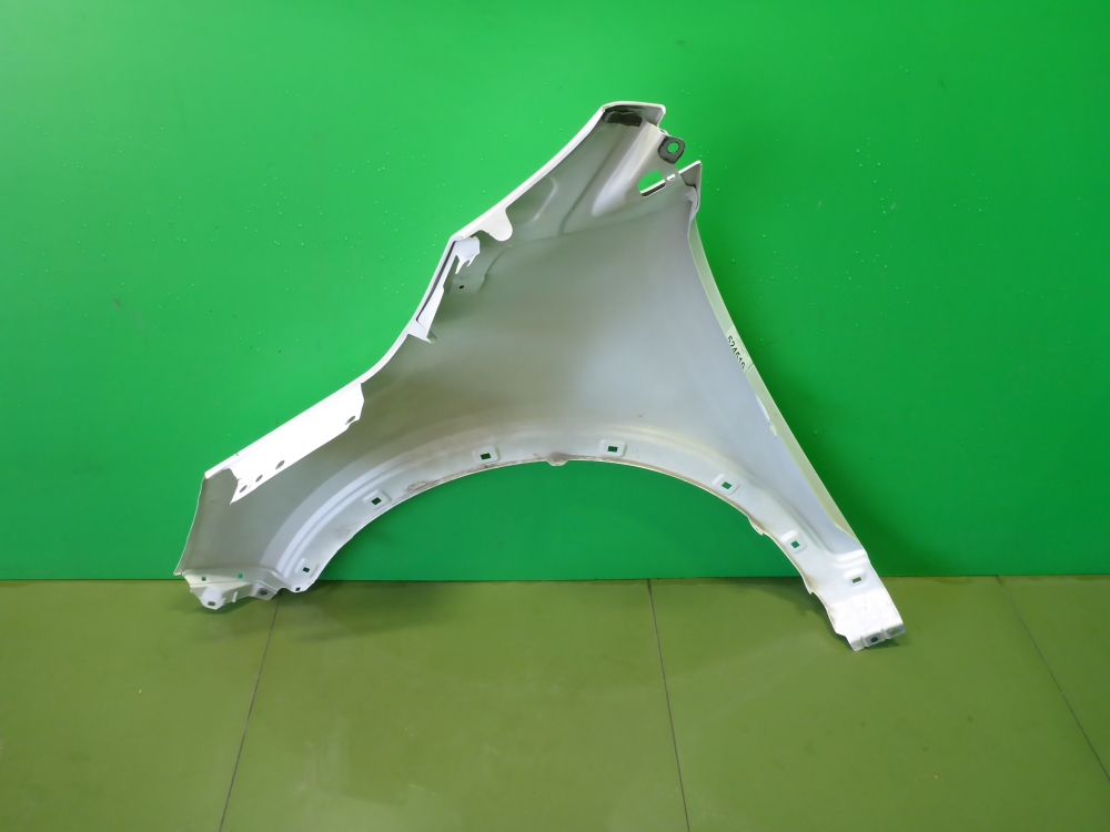 Крыло переднее правое