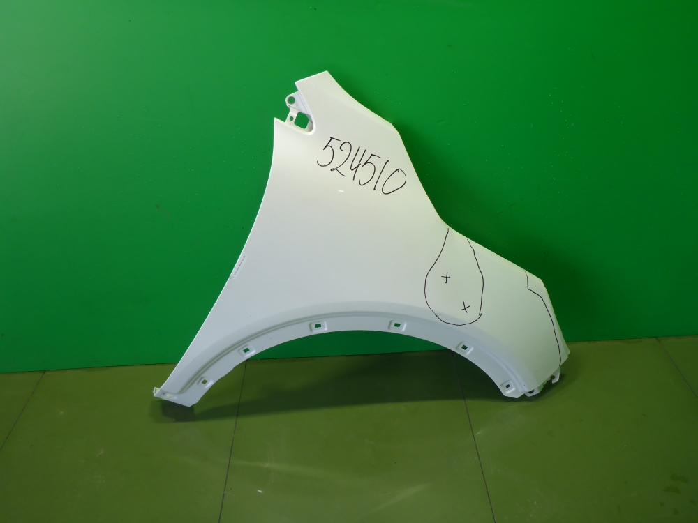 Крыло переднее правое