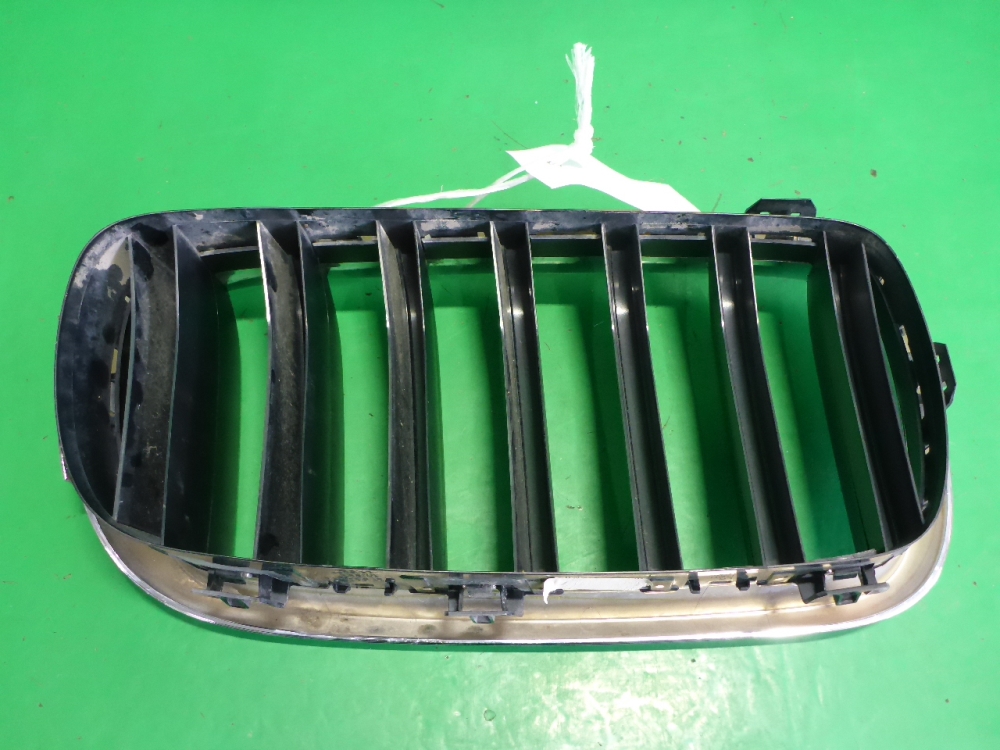 Решетка радиатора левая