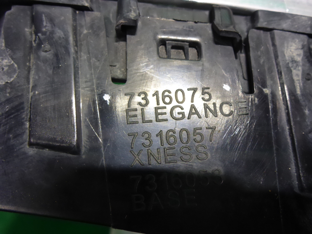 Решетка радиатора левая